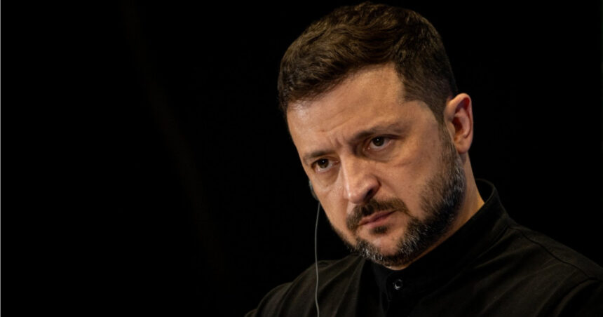cum a ajuns volodimir zelenski sa se confrunte cu cea mai mare criza politica a presedintiei sale 6881b80f0bf02