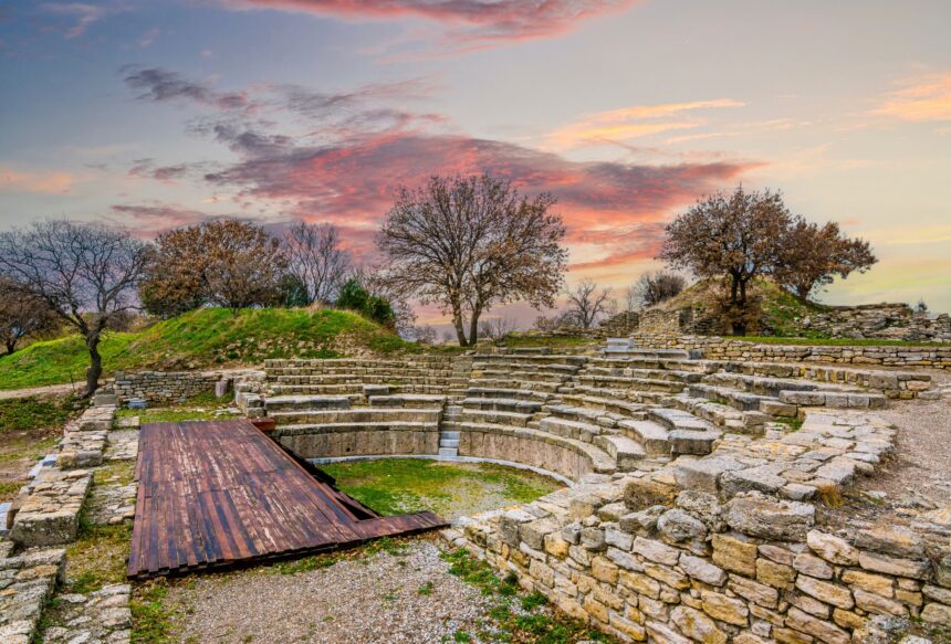 descoperirea troiei de catre heinrich schliemann adevar si legenda in arheologie 687517f976c15