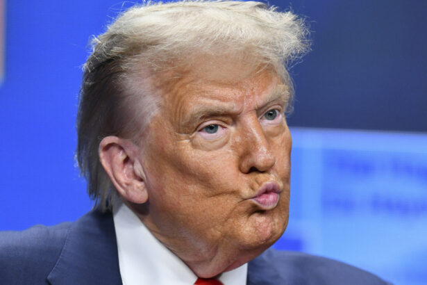 donald trump a distribuit un clip fals in care barack obama este arestat si dus la inchisoare 687f86f47e3c3