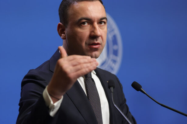 exclusiv ministrul bogdan ivan confirma ca guvernul vrea sa blocheze transferurile si detasarile intre institutii 6887d4a027d74