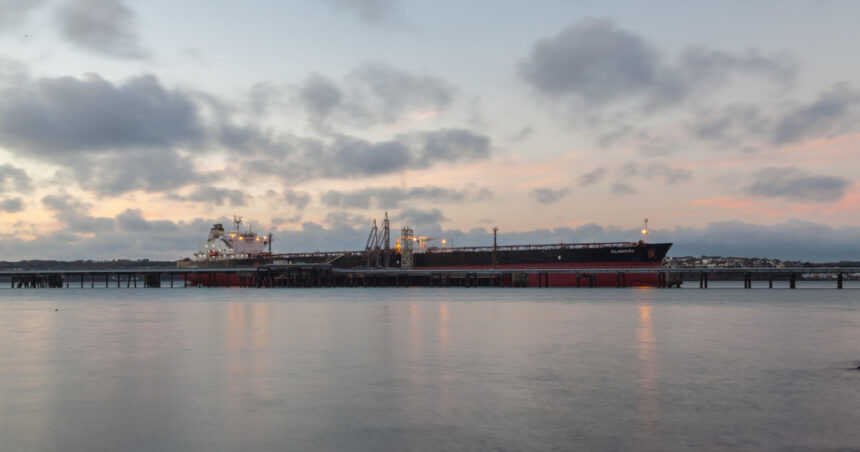 explozie misterioasa la un petrolier ce transporta 1 milion de barili de petrol nava a avut o escala intr un port rusesc 6863bd7fcad17