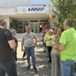 finantistii din buzau au iesit pentru a treia zi in strada am ajuns sa aducem de acasa scaune 6864f7e4aad16