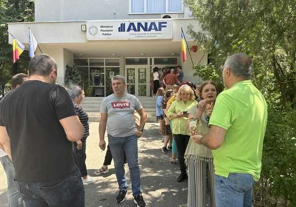 finantistii din buzau au iesit pentru a treia zi in strada am ajuns sa aducem de acasa scaune 6864f7e4aad16