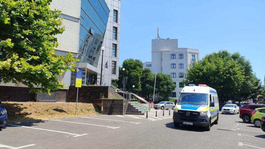 Fostul polițist acuzat de divulgarea informațiilor dintr-un dosar penal a solicitat permisiunea de a părăsi județul timp de două zile, în cadrul măsurii controlului judiciar. 1 fostul politist acuzat ca divulga informatii dintr un dosar penal a cerut permisiunea sa plece din judet timp de doua zile in contextul masurii controlului judiciar 6882b5c838995