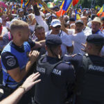 foto imbranceli cu jandarmii la protestul sustinatorilor lui calin georgescu un barbat a fost prins cu un cutit 687ce9a4cf4ba