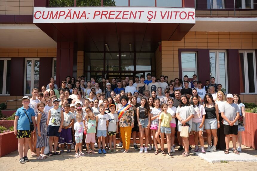 foto primaria cumpana continua traditia elevii merituosi din comuna pleaca in tabara la munte iar oaspetii din tara au inceput sa soseasca la mare 688126dad60cd