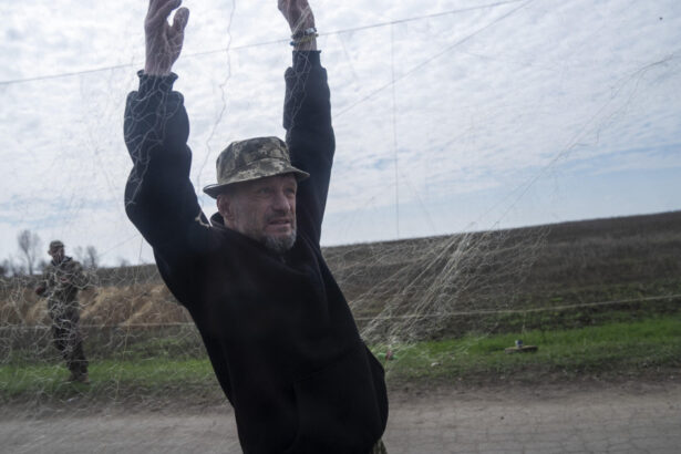 foto tehnologiile vechi si noi concureaza pe front cum pescuieste ucraina dronele rusesti cu plase 686c99057436e
