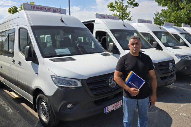 foto video primaria poarta alba a primit astazi de la consiliul judetean constanta un microbuz electric pentru elevii comunei 68825c47bbd1a