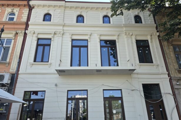 foto zona lupoaica se transforma o cladire istorica apartinand in prezent unui notar are o noua fatada 68630f0506502