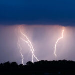 Furtuni puternice în Bihor și Maramureș. Zeci de mii de gospodării afectate de întreruperea energiei electrice. Acoperișul unui bloc din Ulmeni, smuls. 3 furtuni puternice in bihor si maramures zeci de mii de gospodarii fara energie electrica acoperisul unui bloc din ulmeni smuls 6885a598c9aee