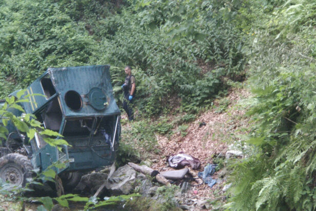 galerie foto accident grav in gorj doua persoane au murit iar patru au fost ranite dupa ce o autoutilitara s a prabusit intr o rapa 687ea54debf19