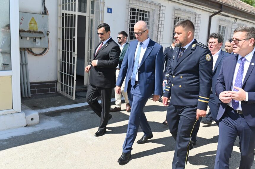galerie foto ministrul justitiei prezent la penitenciarul poarta alba la inaugurarea unor spatii noi de detentie 687a406aeb822