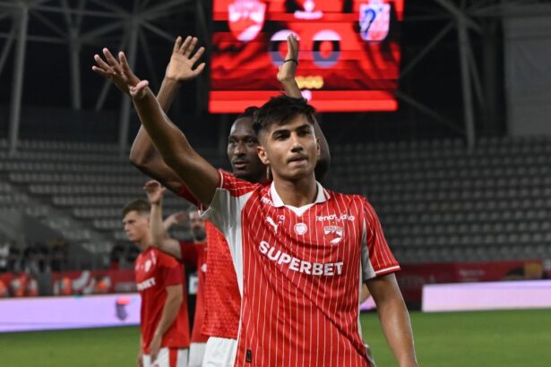 galerie foto musi a explicat faza la care a cerut penalty mi a prins glezna jos arbitrul mi a zis sa joc fotbal 6886a5fe7b6dc