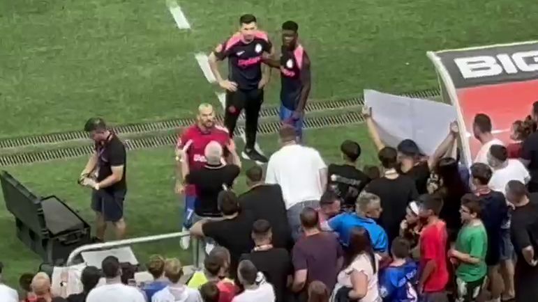 galerie foto nervi dupa eliminare denis alibec a sarit la bataie cu un suporter dupa fcsb shkendija 1 2 688a81e2ba3c7