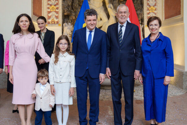 galerie foto nicusor dan cu familia in timpul vizitei oficiale in austria seful statului si partenera sa au participat la un spectacol de opera 6885d76c188d6