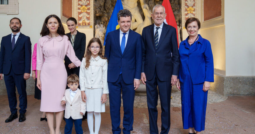 galerie foto nicusor dan cu familia in timpul vizitei oficiale in austria seful statului si partenera sa au participat la un spectacol de opera 6885d76c188d6