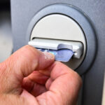 guvernul greciei elimina toate comisioanele pentru retrageri de numerar de la bancomate cand regulile nu sunt respectate intervenim 688090f3cc1bd