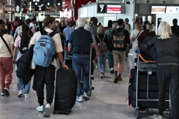 haos pe aeroporturile din franta peste 900 de zboruri au fost anulate joi din cauza grevei controlorilor de trafic aerian 6866c66407d59