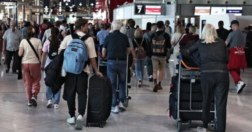 haos pe aeroporturile din franta peste 900 de zboruri au fost anulate joi din cauza grevei controlorilor de trafic aerian 6866c66407d59