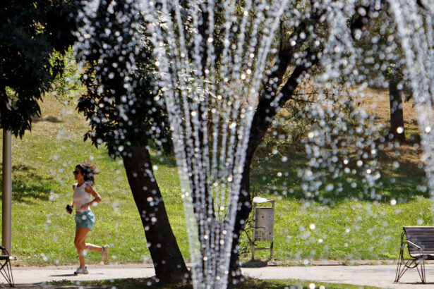 harta cod rosu de canicula in sudul si sud vestul tarii inclusiv in bucuresti temperaturi de pana la 43c si risc de furtuni 68847f1fea262