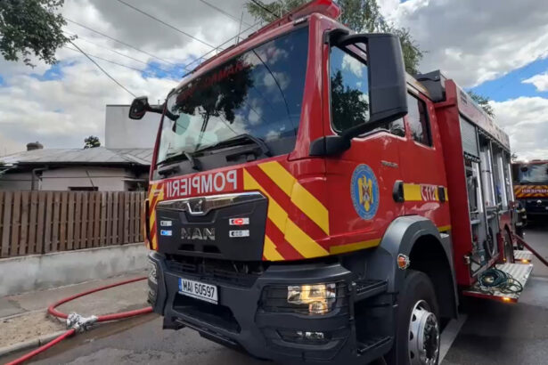 incendiu la mai multe locuinte din sectorul 1 al capitalei pompierii avertizeaza ca focul s ar putea extinde la cladirile invecinate 686fc95856382