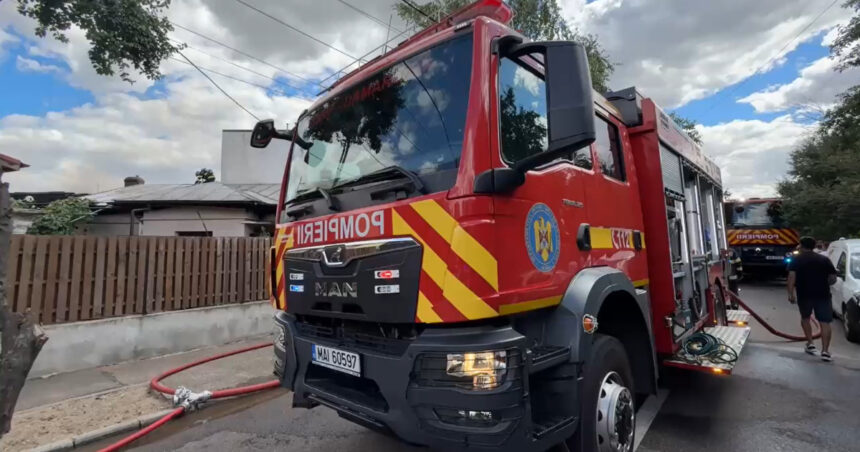 incendiu la mai multe locuinte din sectorul 1 al capitalei pompierii avertizeaza ca focul s ar putea extinde la cladirile invecinate 686fc95856382