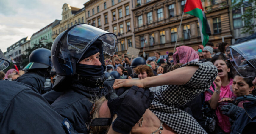manifestatii pro palestiniene la berlin 17 politisti au fost raniti s au operat zeci de arestari 68865272e14f4