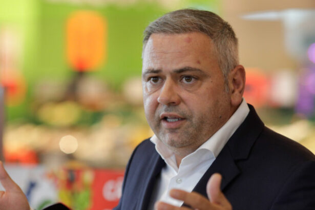 ministrul agriculturii florin barbu vrea sa se renunte la investitiile in stadioane si sali de sport 686c065fdb63f