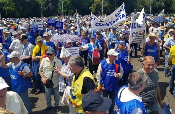 miting antiguvernamental in bucuresti protestatarii cer stoparea imediata a masurilor de austeritate 687f521076df4