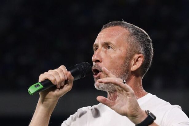 mm stoica nu a mai rezistat si a reactionat stiu ca e amatorism total sa n ai stadion propriu construit de gigi 686fa1ce5ffbd