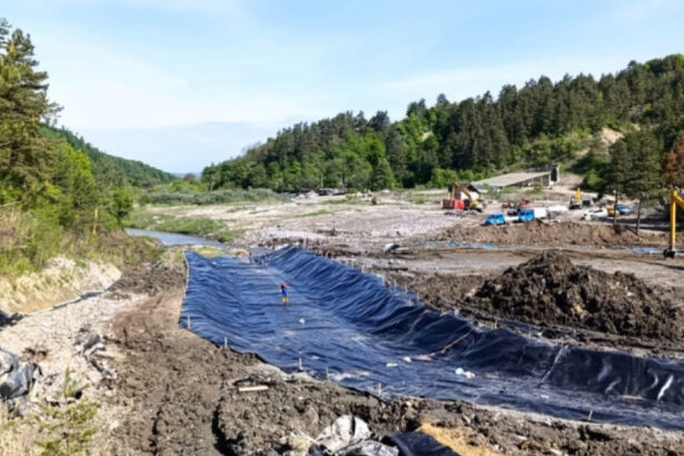 noua motopompe actioneaza in zona praid pentru ca apa sa nu ajunga la santierul de deviere a paraului corund 686ff9ee35a7b