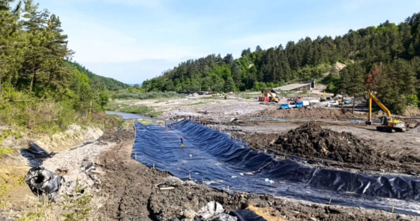 noua motopompe actioneaza in zona praid pentru ca apa sa nu ajunga la santierul de deviere a paraului corund 686ff9ee35a7b