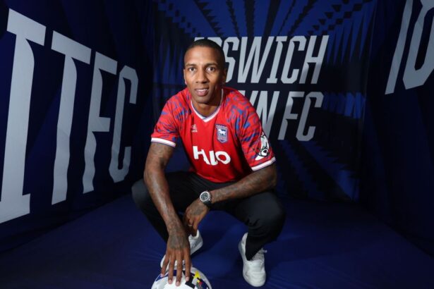oficial la 40 de ani ashley young a semnat cu echipa engleza de legenda care nu a pierdut niciun meci acasa in europa 68821dde29323