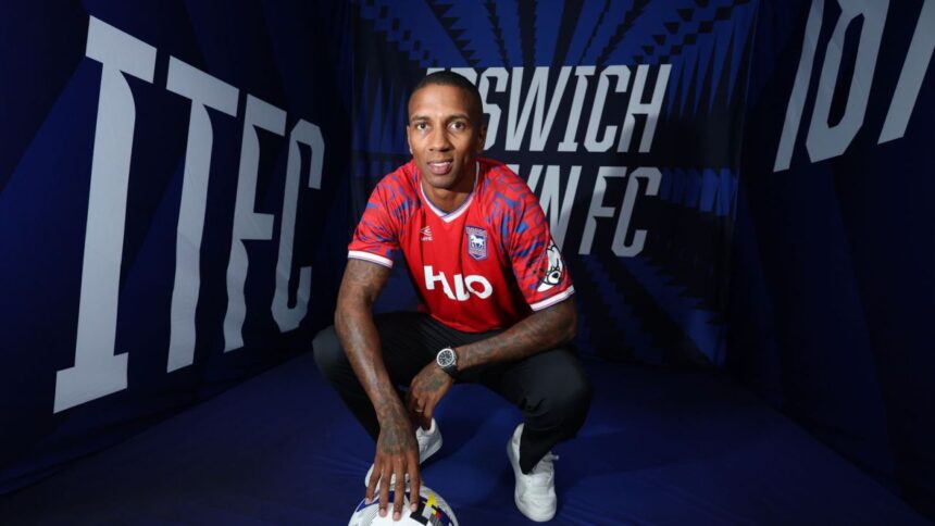 oficial la 40 de ani ashley young a semnat cu echipa engleza de legenda care nu a pierdut niciun meci acasa in europa 68821dde29323