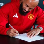 oficial manchester united si a prezentat transferul de 81 000 000e 687f3f154e521