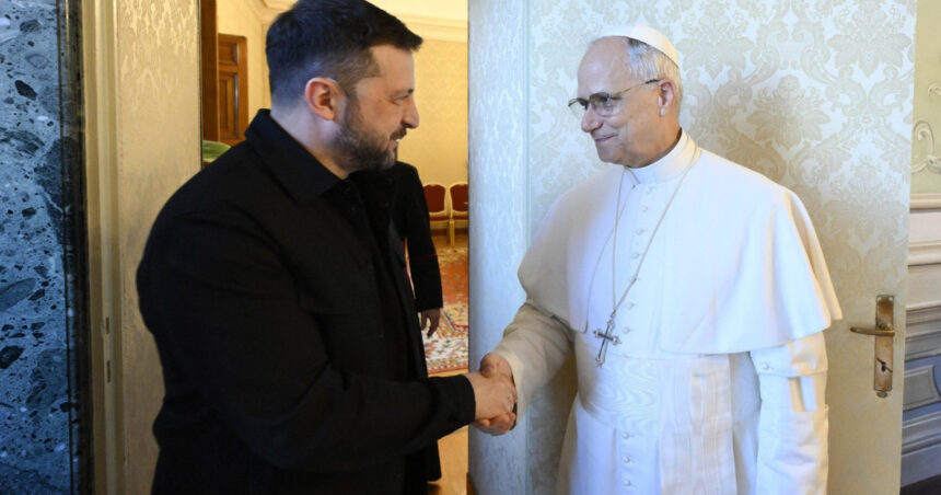 papa leon s a oferit sa gazduiasca negocierile dintre ucraina si rusia la vatican suveranul pontif s a intalnit cu volodimir zelenski 686e97714c684