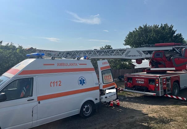 persoana salvata de pompierii ialomiteni dintr o fantana adanca de aproximativ 15 metri 687f7526e7532