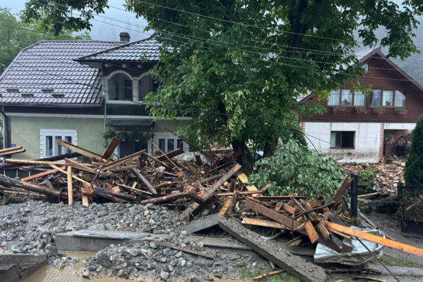 prefectul judetului suceava cere ong urilor sa nu mai colecteze alimente si apa pentru sinistrati avem nevoie de bani 688b8def8709b