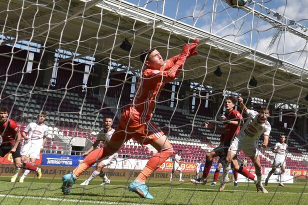 presa maghiara doi fotbalisti romani la un pas de transferul la pachet in ungaria 6864c16f71c93