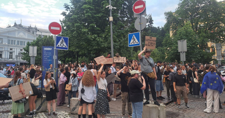 proteste la kiev furia creste in ucraina dupa ce zelenski a promulgat legea ce vizeaza reducerea puterii organismelor anticoruptie 68805f90dde8e