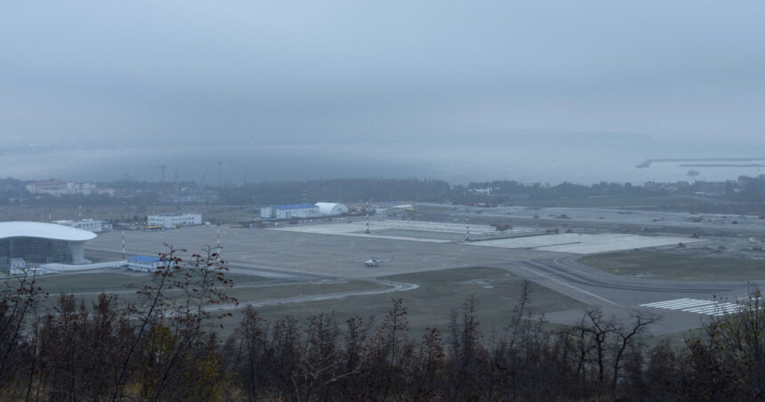 Rusia redeschide un aeroport strategic de la Marea Neagră, închis după începutul ofensivei în Ucraina. 1 rusia redeschide un aeroport strategic de la marea neagra care a fost inchis dupa declansarea ofensivei in ucraina 686ee0b74a8ca
