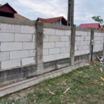 si a schimbat vechiul gard si a construit o bucatarie de vara dar a uitat sa obtina autorizatie iar acum este obligat sa le darame 6888004a15e81