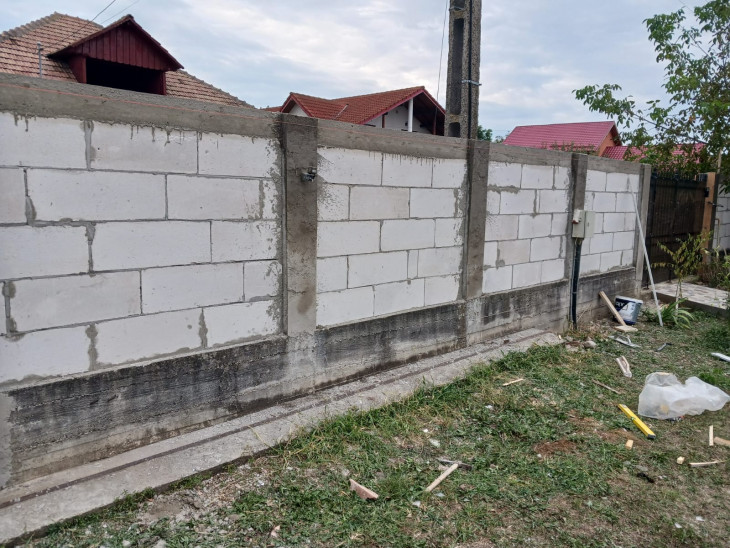 si a schimbat vechiul gard si a construit o bucatarie de vara dar a uitat sa obtina autorizatie iar acum este obligat sa le darame 6888004a15e81