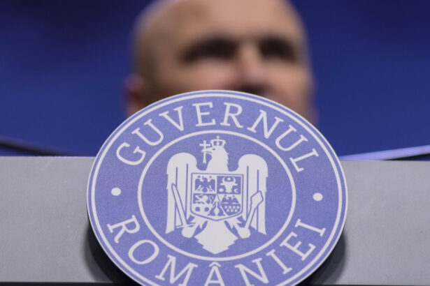 sindicalistii din sanatate si educatie protesteaza astazi in fata parlamentului impotriva masurilor fiscale propuse de noul guvern 686b521aebd0e