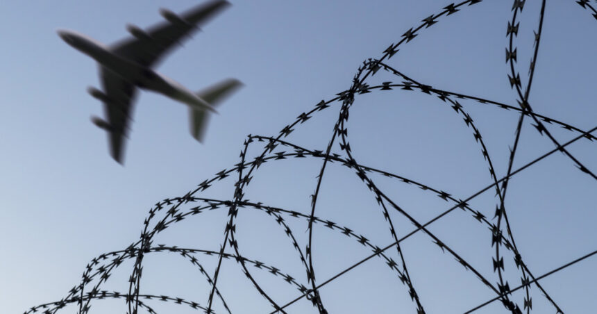 sua au anuntat un zbor de deportare unde au fost trimisi barbarii atat de periculosi pe care nici propriile tari nu i au vrut 68773e8a7f9e8