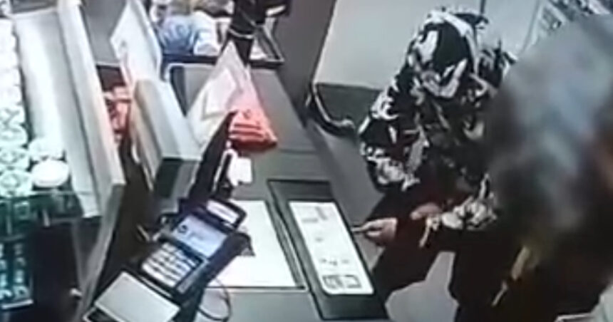 tanar arestat in capitala dupa ce a furat alimente dintr un magazin iar apoi a revenit ca sa sustraga bani din casa de marcat 68754a6f0ac1a