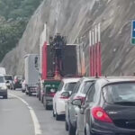 trafic blocat pe dn 6 in zona orsova din cauza unui incendiu de vegetatie produs pe versant cad pe sosea lemne aprinse si pietre 686d3acee2b37