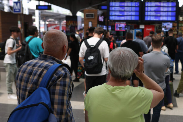 traficul feroviar afectat de furtuni intarzieri de sute de minute inregistrate in gara de nord anuntul cfr sa 68860164a33ed