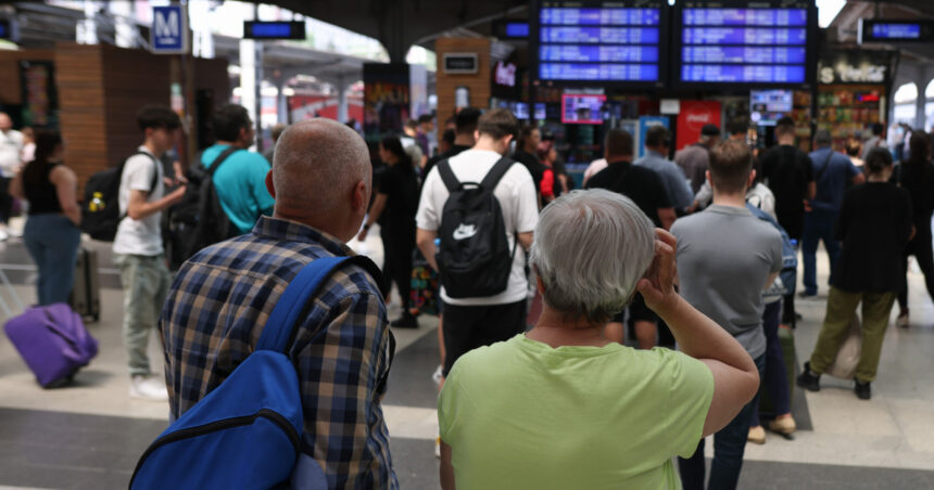 Traficul feroviar afectat de furtuni: Întârzieri de sute de minute în Gara de Nord, conform anunțului CFR SA. 1 traficul feroviar afectat de furtuni intarzieri de sute de minute inregistrate in gara de nord anuntul cfr sa 68860164a33ed