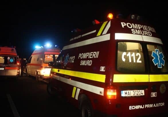 un autoturism s a rasturnat intre pecineaga si dulcesti doi barbati au ajuns la spital 686f839155719